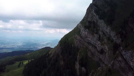 Toma-Aérea-En-órbita-Alrededor-Del-Monte-Pilatus-Para-Mostrar-El-Hermoso-Lago-De-Lucerna