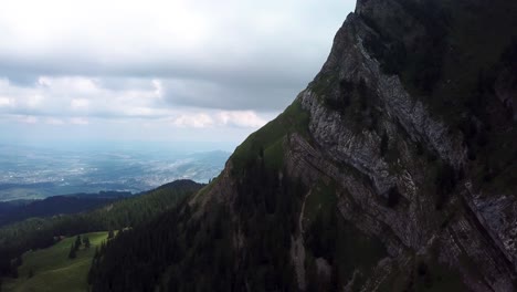 toma aérea en órbita alrededor del monte pilatus para mostrar el hermoso lago de lucerna