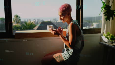 animación del procesamiento de datos sobre una mujer biracial usando un teléfono inteligente