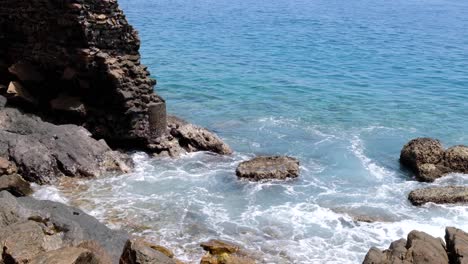 Eine-Dringend-Reparaturbedürftige-Ufermauer-Wegen-Klimawandel,-Steigender-Gezeiten,-Wasserschäden-Und-Erosion-Entlang-Der-Küste-Auf-Einer-Tropischen-Insel-In-Südostasien