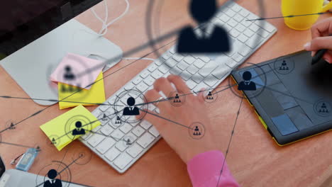 escribir en el teclado, persona que trabaja con conexiones de red animación sobre el escritorio