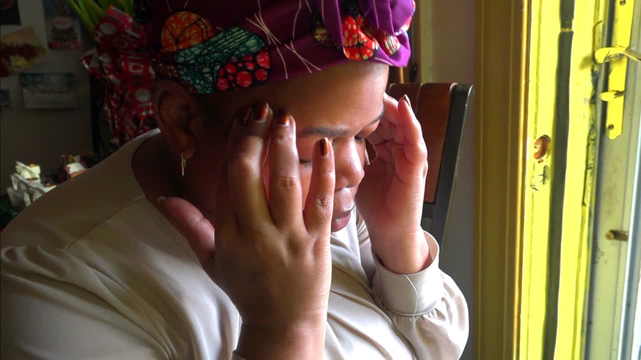 끔찍한 편두통을 간호하는 흑인 여성