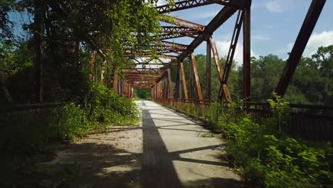 Vuelo-De-Drones-Sobre-Un-Puente-Abandonado-En-La-Florida-Rural