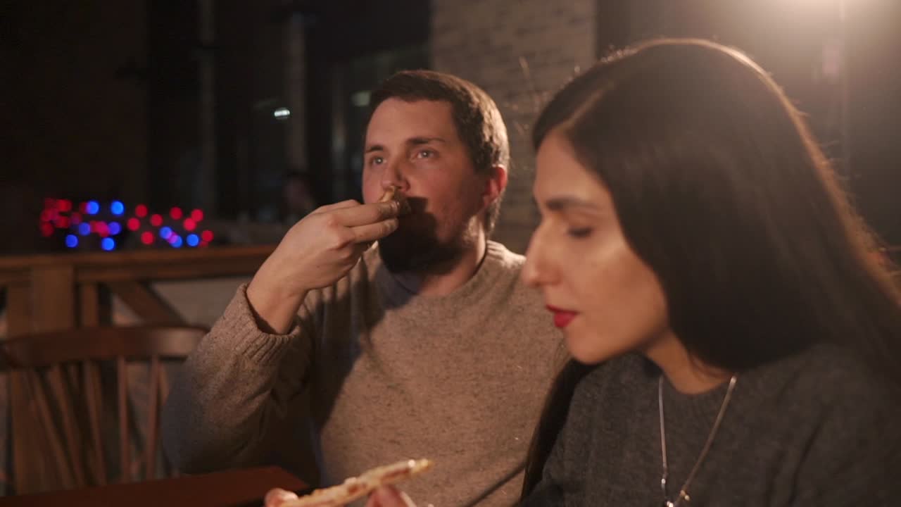 amigos comiendo pizza en un restaurante