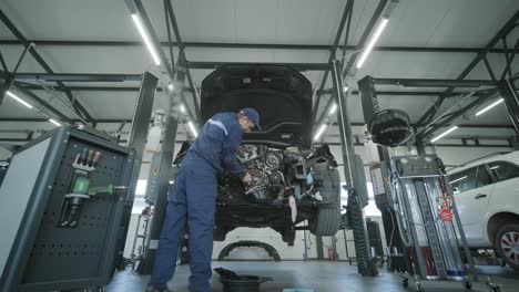 mecánico de reparación de motores de automóviles en un taller de automóviles