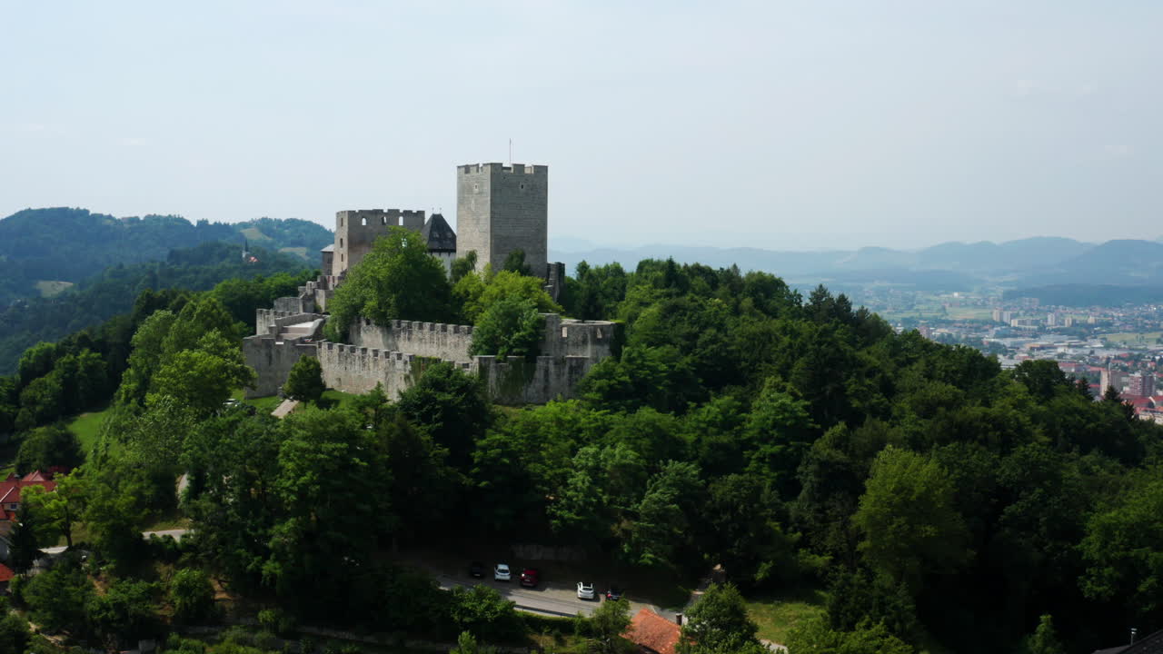 башня фредерика в руинах замка целье на вершине холма в юго-восточной части города целье, словения