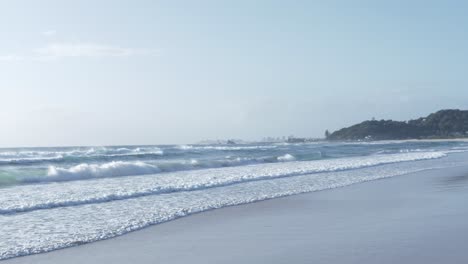 Olas-Blancas-Del-Océano-Que-Se-Lavan-En-La-Playa-Vacía---Palm-Beach---Coronavirus---Costa-Dorada,-Queensland,-Australia