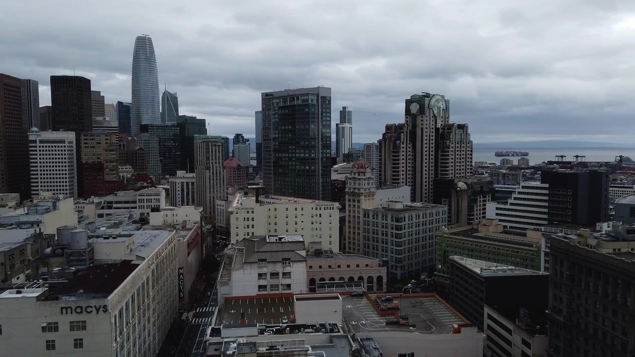 Una Panoramica dello Skyline di San Francisco con Cieli Coperti