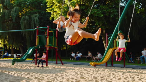 niños jugando en un patio de recreo