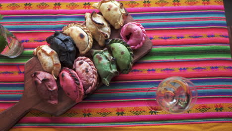 empanadas típicas de tucumán en una mesa hermosamente decorada con vino blanco