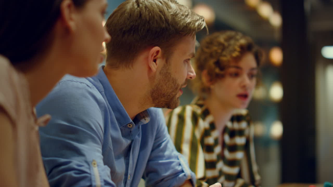 사무실에서 협의하는 젊은이들, 회의실에서 협의하는 비즈니스 팀.