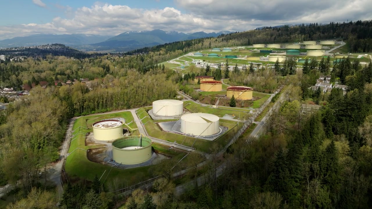 Parque de tanques de la Terminal Burnaby de Trans Mountain en Columbia Británica, Canadá. Toma aérea ascendente