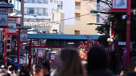 multitudes pasando por una puerta de mercado decorada