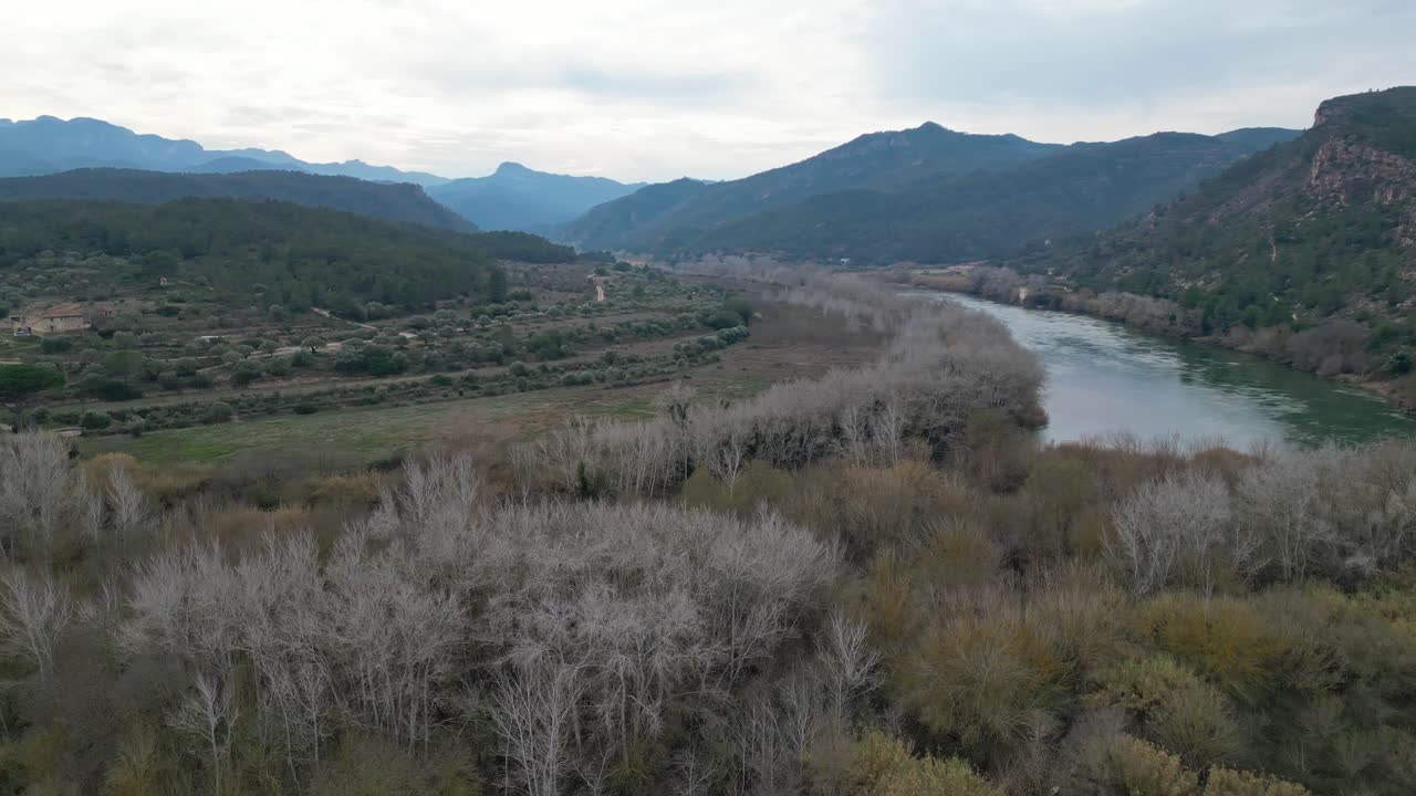 ciudad de miravet en tarragona, españa con montañas y un río, vista aérea