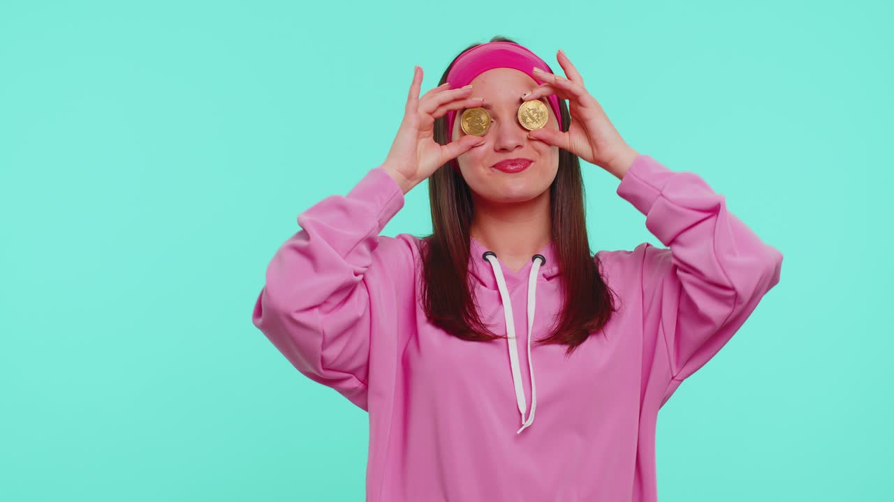 niña adolescente que muestra bitcoins dorados, carrera, inversión en criptomonedas, minería, tecnología futura