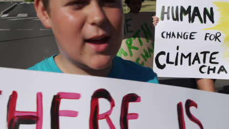 grupo de niños con señales de cambio climático en una protesta