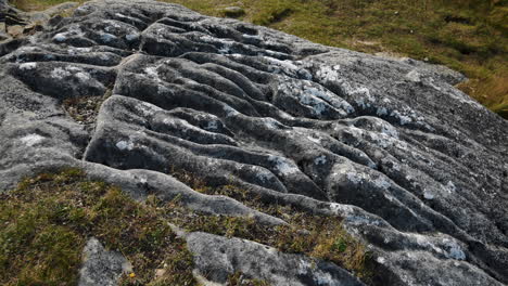 antena de arriba hacia abajo que muestra rocas rocosas de la colina del castillo durante el día soleado en nueva zelanda