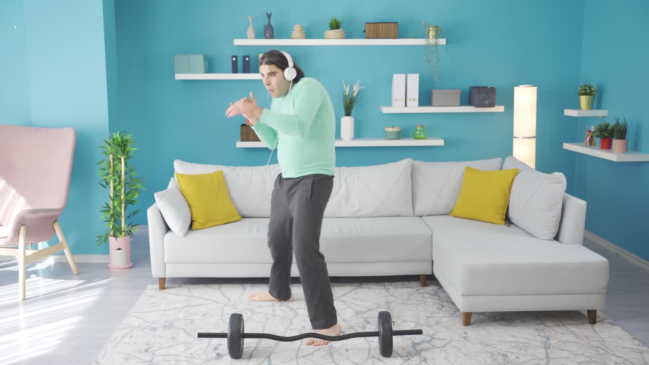 집에서 스포츠를 하는 재미있는 남자가 재미있는 방법으로 부상을 입습니다.