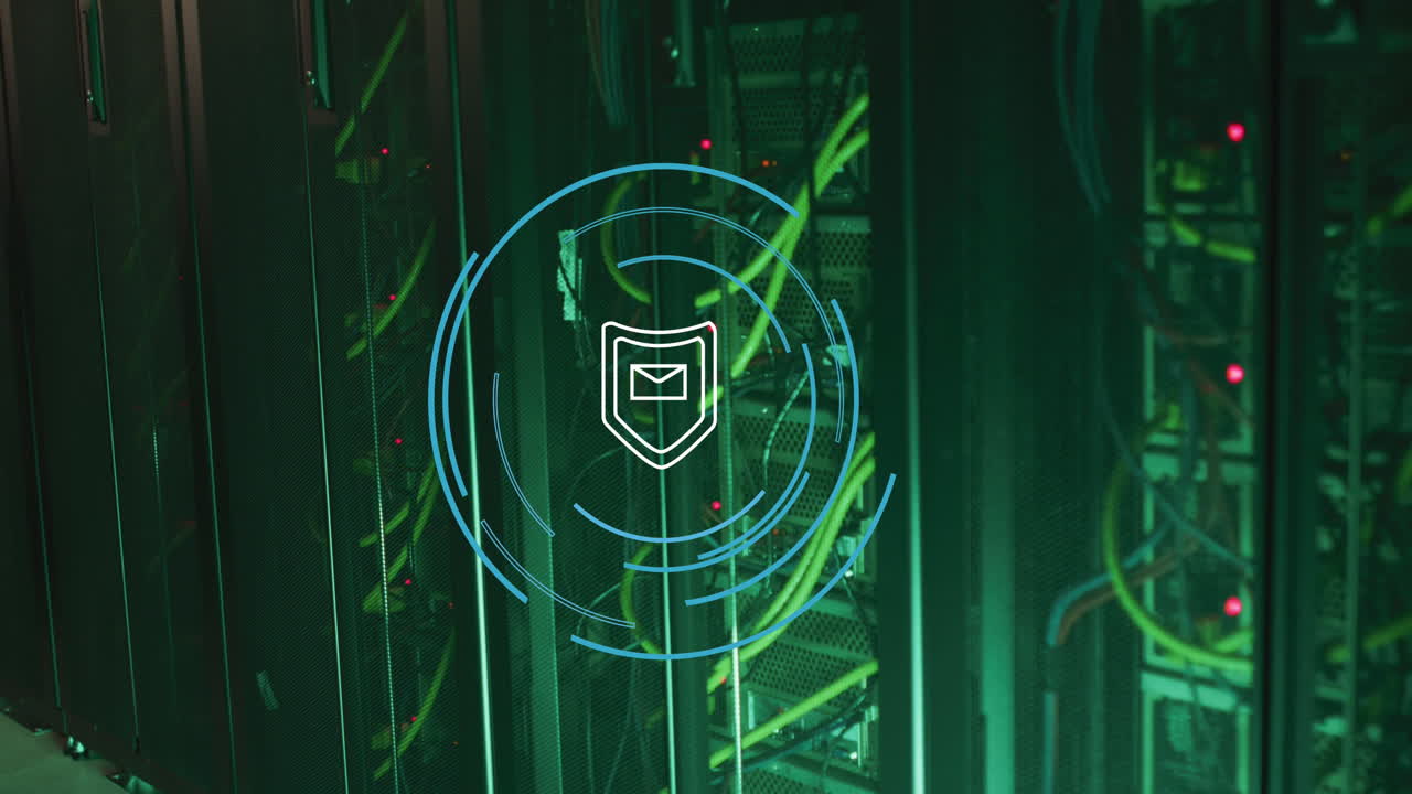 animazione di lucchetto di sicurezza, icona del messaggio e scanner rotondo contro un piano ravvicinato di un server computerizzato