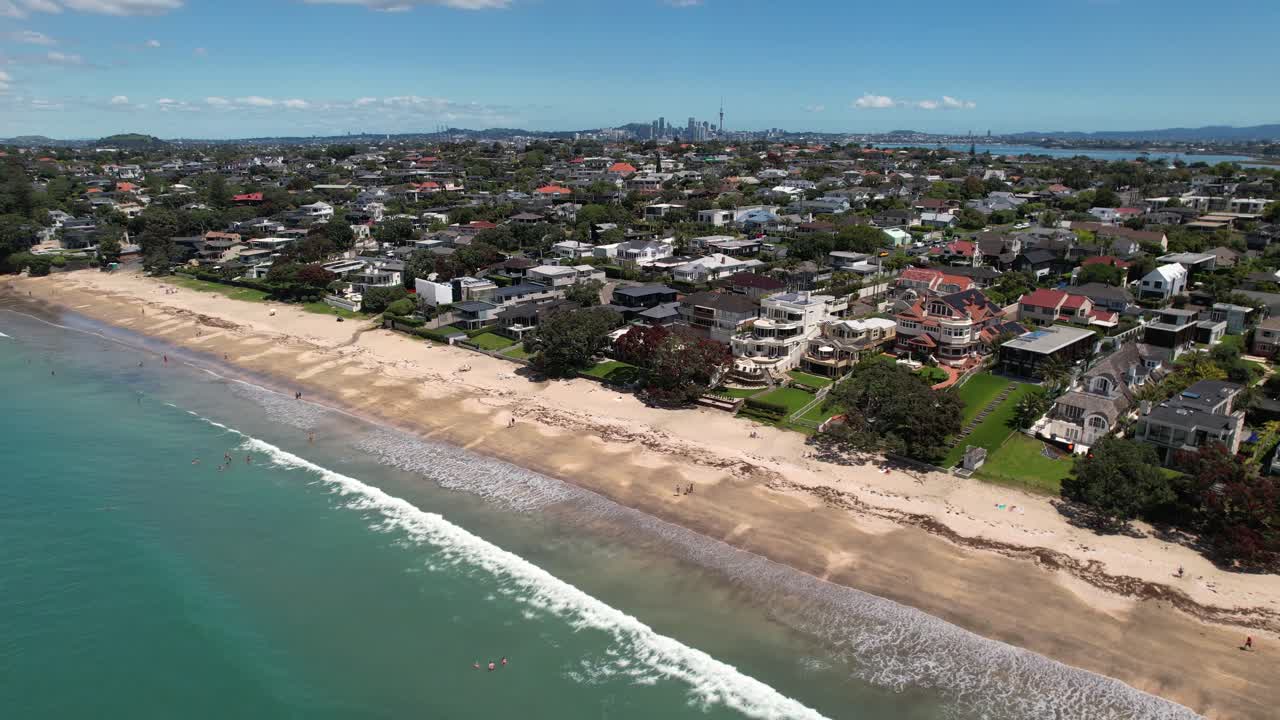Takapuna Beach, moderne Strandhäuser, Skyline von Auckland, Neuseeland – Drohnenaufnahme aus der Luft