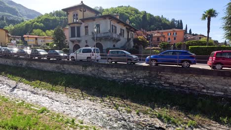 coches que se mueven a lo largo de una carretera panorámica