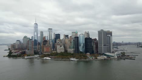 vista aérea de drones hacia el horizonte inferior de manhattan desde el río hudson, en nublado nyc, estados unidos