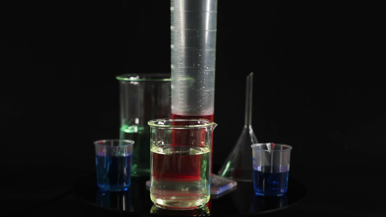 varios líquidos de colores en vasos y cilindros