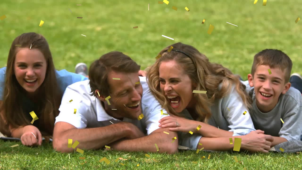 Lachend en liggend op het gras, genietende familie van confetti-animatie