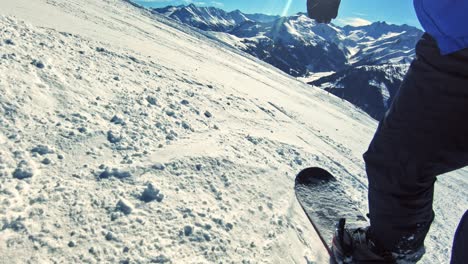 Divirtiéndose-En-Snowboard-En-Un-Día-Soleado