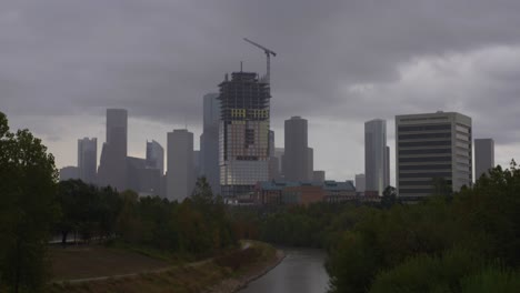 lapso de tiempo de cielo nublado en día lluvioso sobre el centro de houston