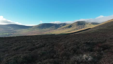 Zeitraffer-Winterberglandschaft-Mit-Blauem-Himmel-Und-Ziehenden-Wolken,-Comeragh-Mountains,-Waterford,-Irland