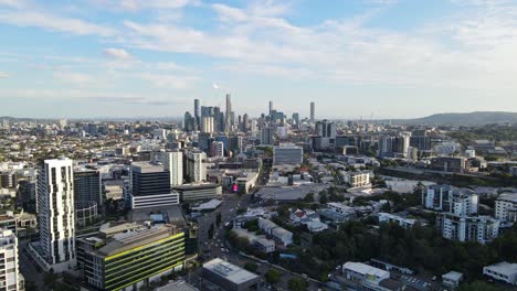 Vista-Aérea-Del-Tráfico-Ligero-En-La-Autopista-En-El-Distrito-Central-De-Negocios-De-La-Ciudad-De-Brisbane,-Australia