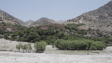 petit village et rivière qui coule dans la vallée du panshir, vue statique