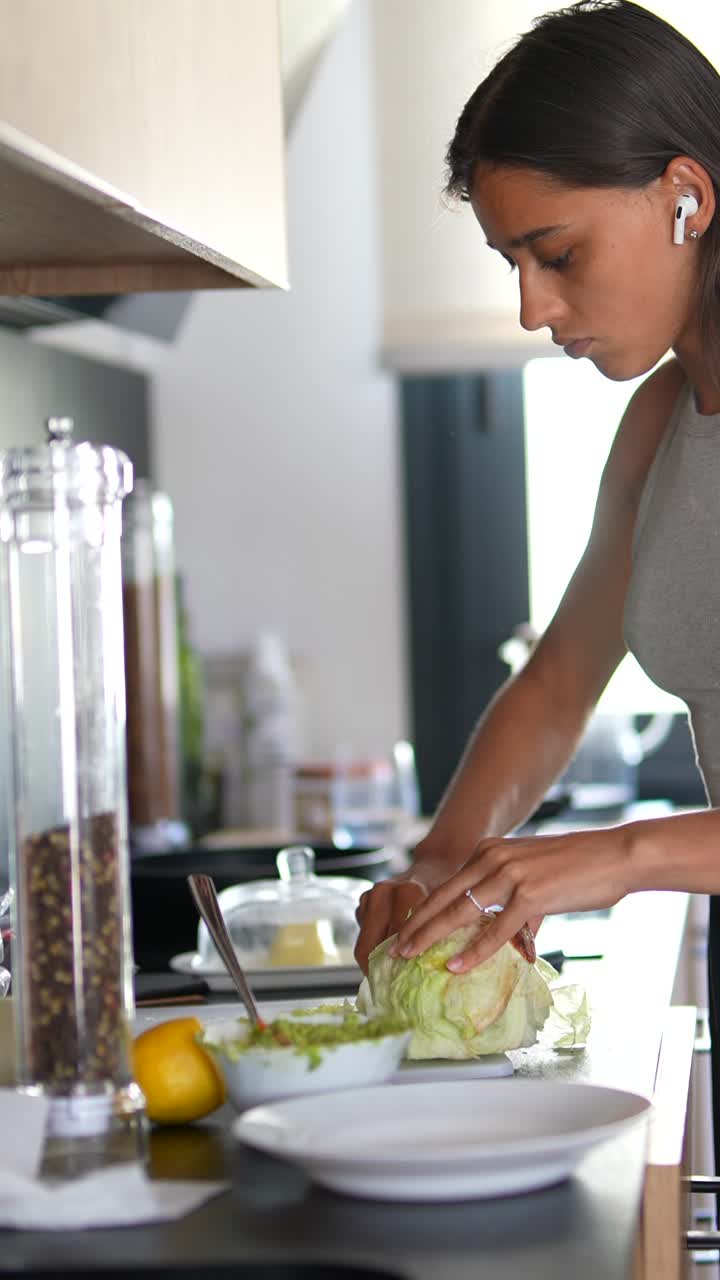 Donna che prepara un'insalata in cucina