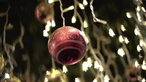 ornamento de bola colgar durante la decoración de navidad en el centro comercial o en el hogar.