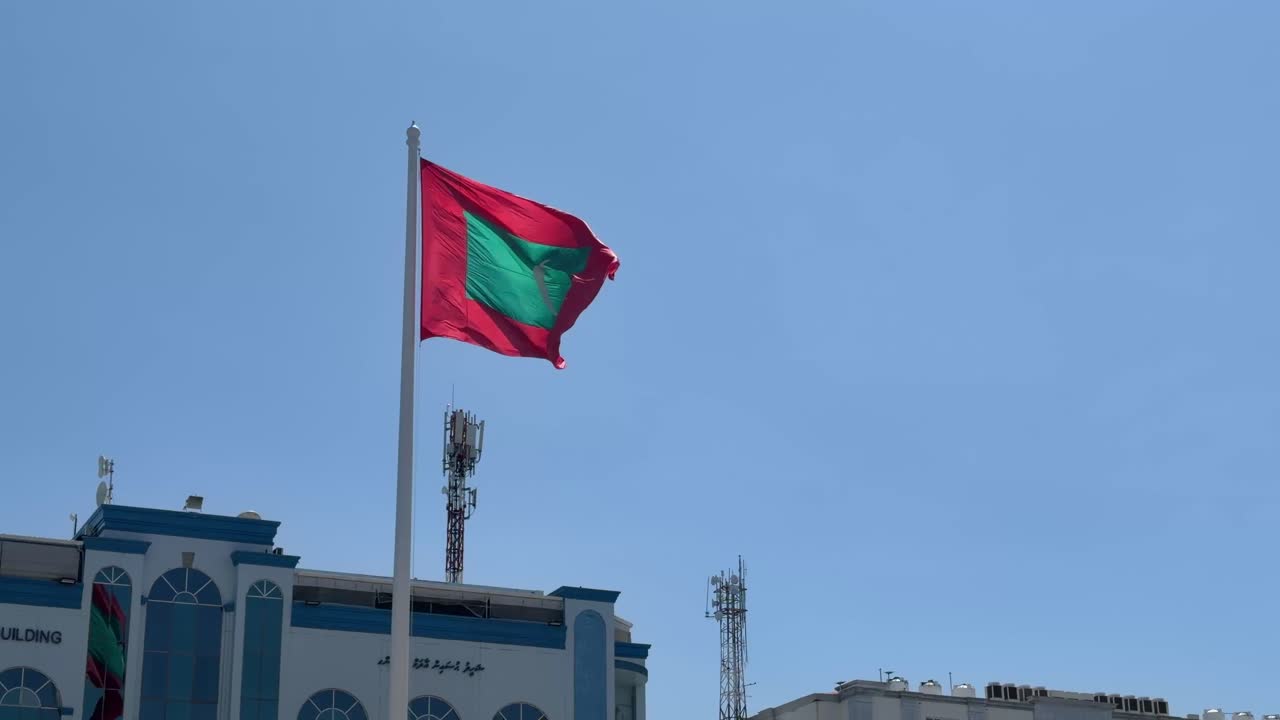 Grande bandiera delle Maldive che sventola al vento a Malé, la capitale