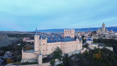 Antiguo-Castillo-En-El-Día-De-Otoño-Durante-La-Puesta-Del-Sol