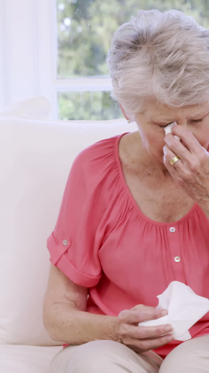 mujer mayor llorando en el sofá
