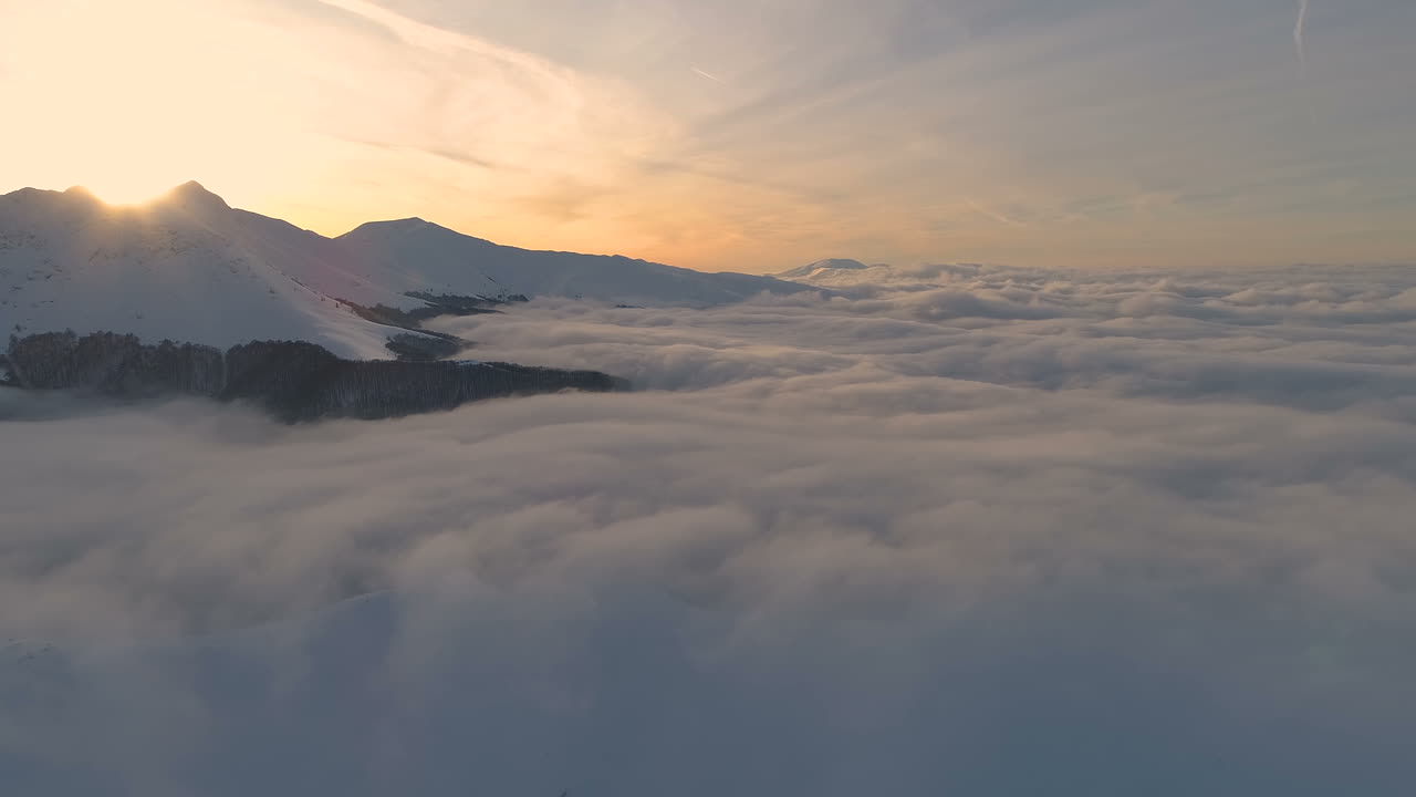 역드론 샷, 구름 위, 눈 덮인 산봉우리, 일몰 색상 앞, 발칸 산맥, 화창한 겨울, 새벽, 중앙 발칸 국립 공원, 불가리아
