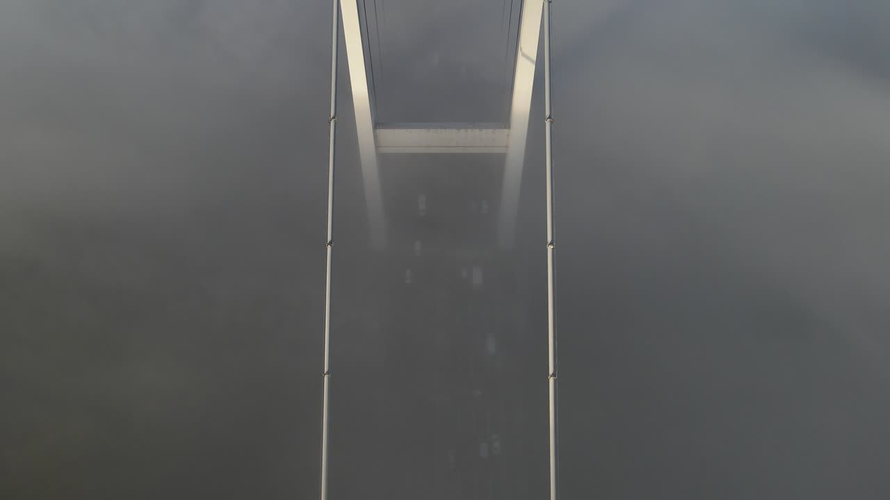 el puente de fatih sultan mehmet en el video de drones de la niebla de beykoz estambul