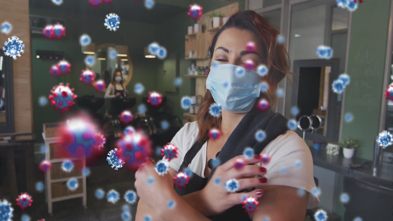 animación de células de coronavirus sobre una peluquera caucásica que lleva una máscara facial