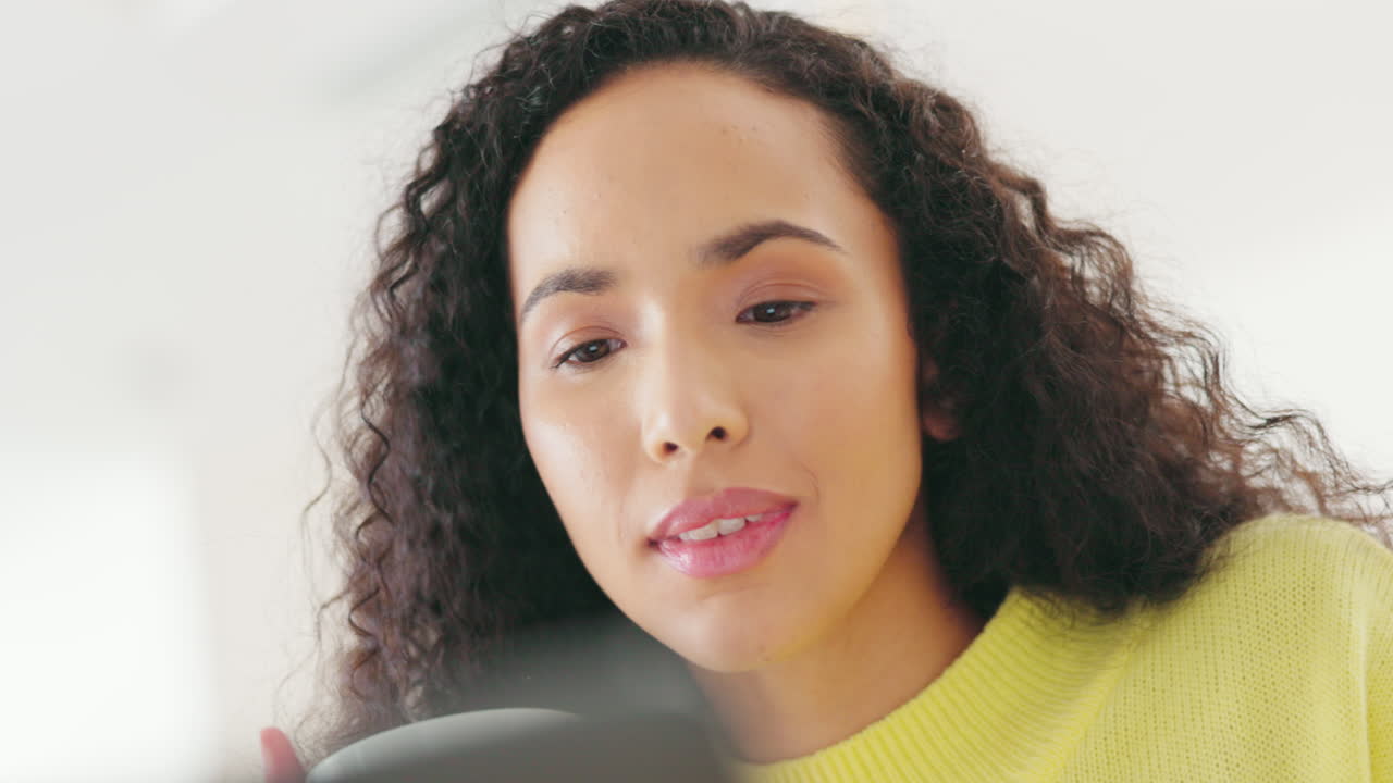 trabajo remoto, mañana y una mujer bebiendo café