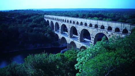 Tiro-De-Dron-De-La-Vieja-Tubería-De-Agua-De-Los-Romanos-Con-Arcos-De-Piedra-Sobre-Un-Río-En-Francia-Entre-La-Naturaleza-Con-Buen-Tiempo