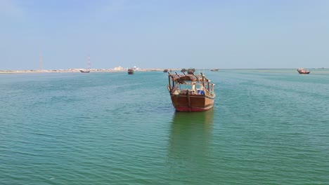 Barco-Dhow-Varado-En-Las-Costas-Del-Golfo-De-Omán-En-El-Océano-Índico