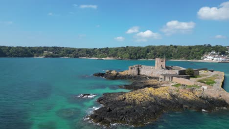 Kameraschwenk-St.-Aubins-Fort,-Jersey-Drohne,-Luftaufnahme