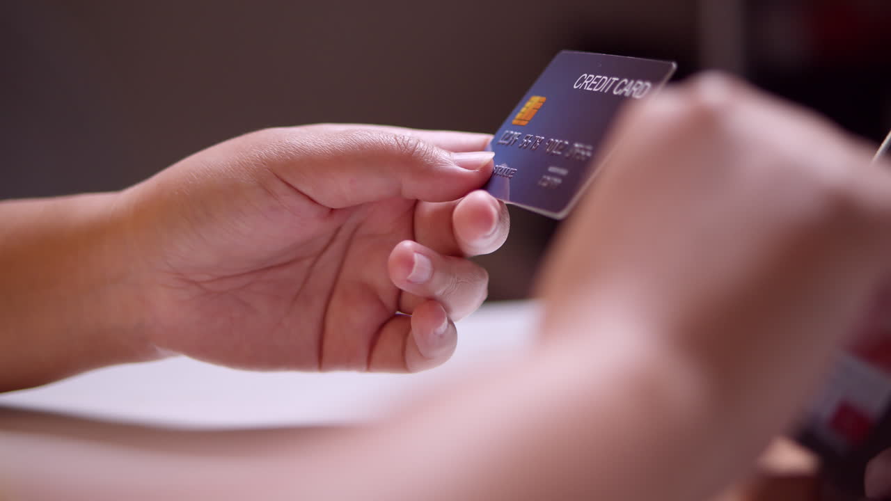 codificación de los detalles de una tarjeta de crédito que el propietario tiene en una aplicación en línea para completar una transacción