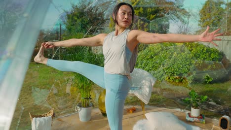 joven asiática haciendo posturas de yoga