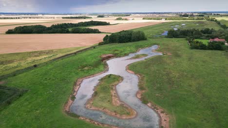 Imágenes-De-Vídeo-Aéreas-Capturan-Las-Marismas-De-Agua-Salada-A-Lo-Largo-De-La-Costa-De-Lincolnshire,-Mostrando-Aves-Marinas-En-Vuelo-Y-En-Las-Lagunas-Y-Lagos-Interiores.