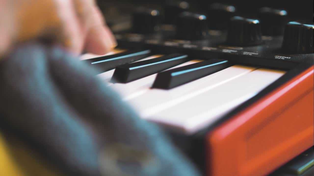 limpieza de claves de palabras clave con un paño de cerca