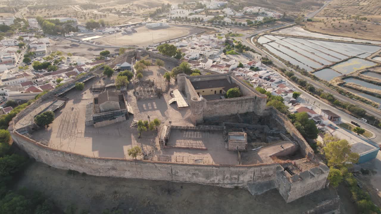Mura fortificate del Castello medievale collinare di Castro Marim
